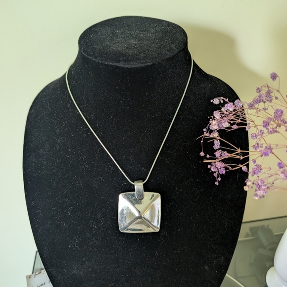 Elegant Silver Pendant Necklace - Picture 4 of 9